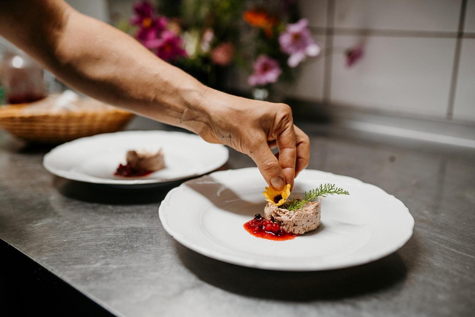 Restaurant A Penzion Na Cechach Hotel Korouhev Екстериор снимка